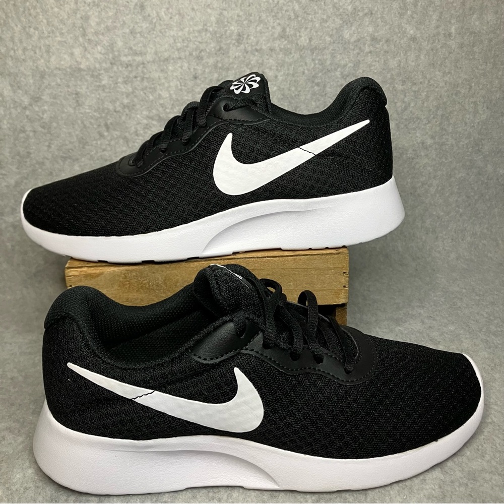 Nike Women’s Size 6 Running Tennis Shoes Sneakers Black & White Lightweight Logo